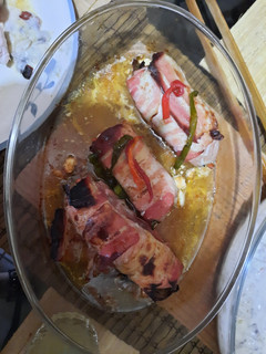 Una foto de Pavo relleno envuelto en tocino