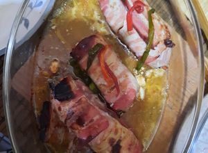 Una foto de Pavo relleno envuelto en tocino
