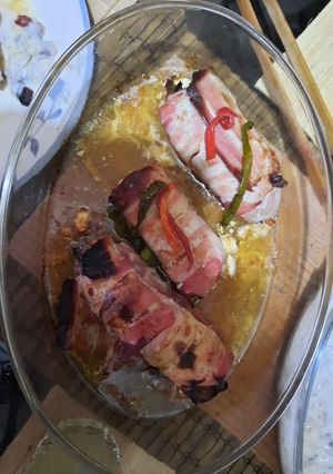Una foto de Pavo relleno envuelto en tocino