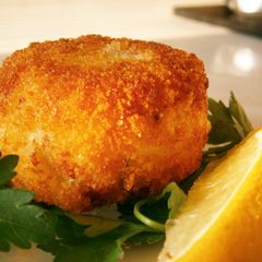 A picture of Devilled Louisiana crab cakes with roasted red pepper & smoked paprika garlic mayo.