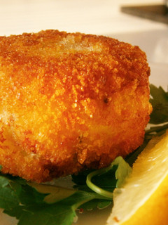A picture of Devilled Louisiana crab cakes with roasted red pepper & smoked paprika garlic mayo.