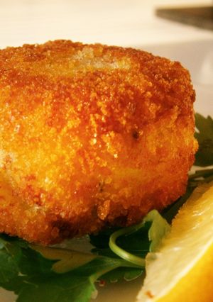 A picture of Devilled Louisiana crab cakes with roasted red pepper & smoked paprika garlic mayo.