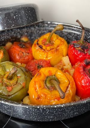 Une photo de Gemista 🇬🇷 farci grec (tomates, poivrons et pommes de terre)