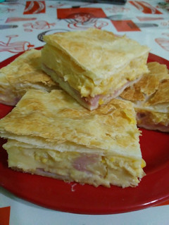 Una foto de Tarta de jamón, queso y choclo cremoso fácil