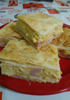 Una foto de Tarta de jamón, queso y choclo cremoso fácil