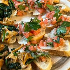 A picture of 🍅 on baguette 🥖.