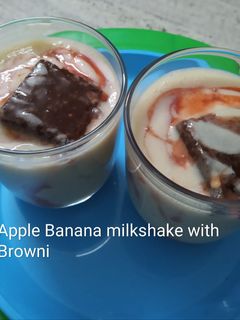 ஆப்பிள் பனானா மில்க்ஷேக் வித் ப்ரௌன்னி (Apple Banana Milk Shake Recipe in Tamil) செய்முறை முக்கிய புகைப்படம்