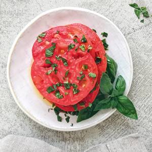 Ensalada de tomate y albahaca con aceite de oliva virgen extra