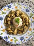 Pollo con champiñones y curry