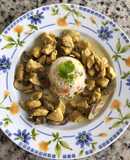Pollo con champiñones y curry