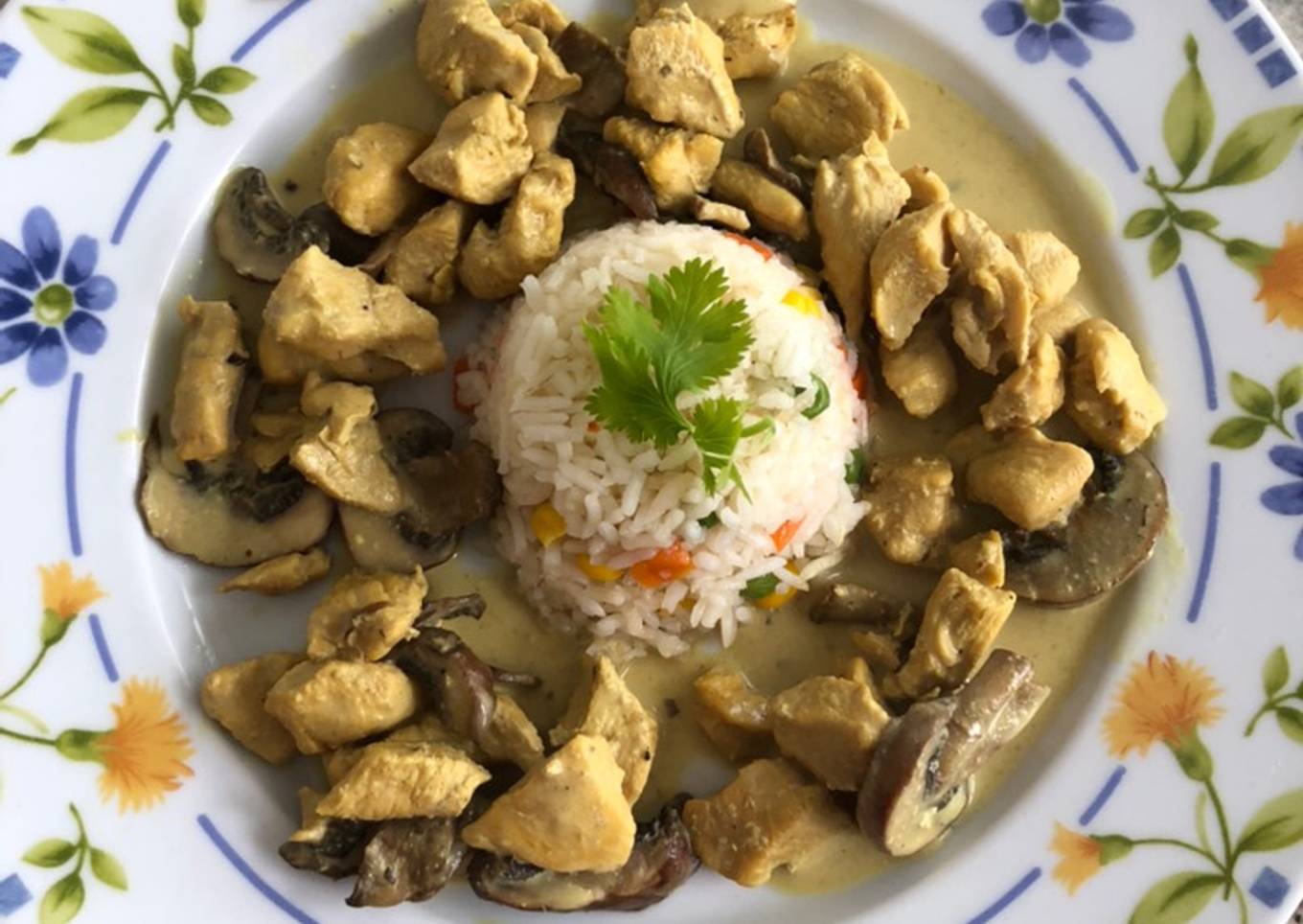 Pollo con champiñones y curry