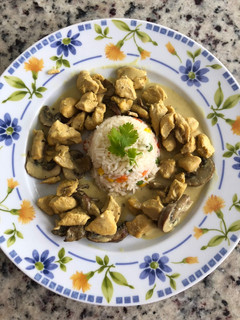 Una foto de Pollo con champiñones y curry
