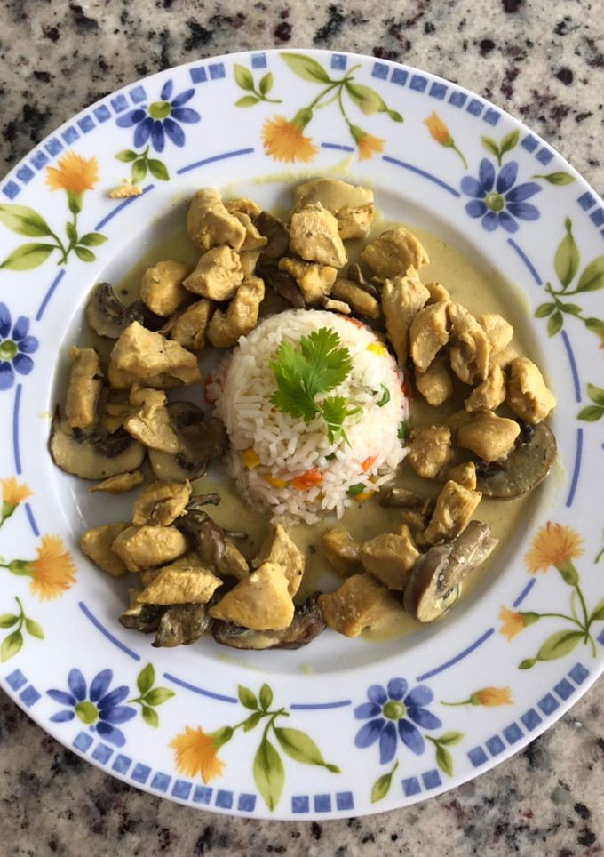 Una foto de Pollo con champiñones y curry