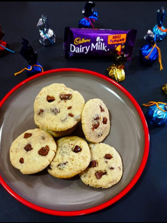 चाॅकलेट चिप्स स्टफ कुकीज (chocolate chips stuffed cookies recipe in marathi) रेसिपी चे मुख्य फोटो