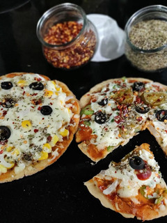 નો ઓવન બેકીગ નો યીસ્ટ વ્હીટ પીઝા(no oven baking no yeast whole wheat pizza recipe in gujarati) રેસીપી મુખ્ય ફોટો