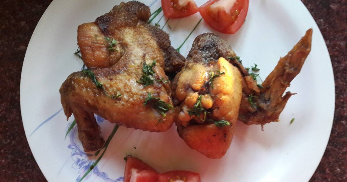 Deep fried Turkey wings smothered an covered in roasted garlic gravey.  Recipe by Brittney J - Cookpad