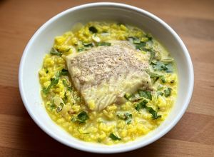 Une photo de Risotto au curcuma et au lieu noir mijoté