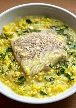 Une photo de Risotto au curcuma et au lieu noir mijoté