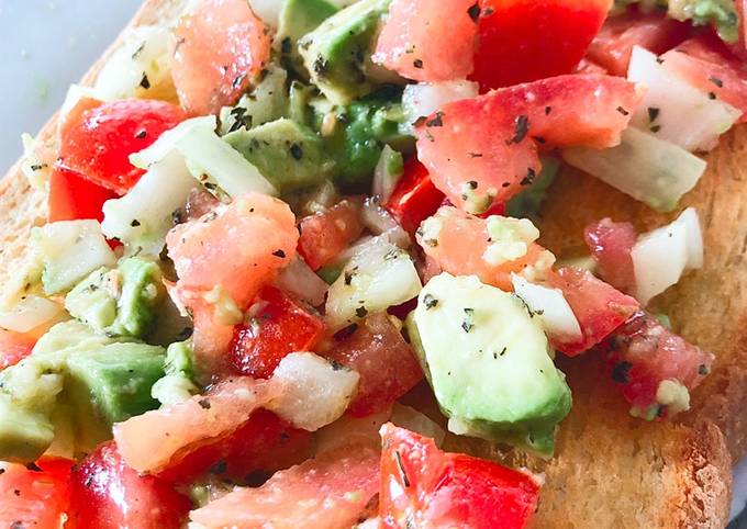 Simple Way to Make Bruschetta à l’avocat et tomates (427 kcal)