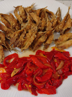 Una foto de Boquerones fritos y ensalada de pimientos asado