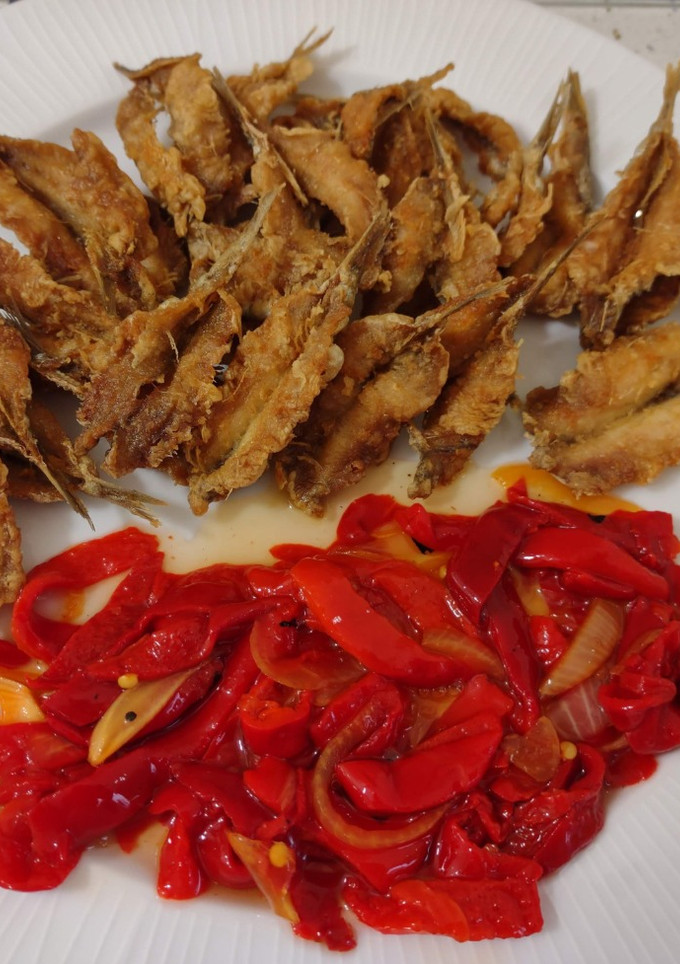 Una foto de Boquerones fritos y ensalada de pimientos asado