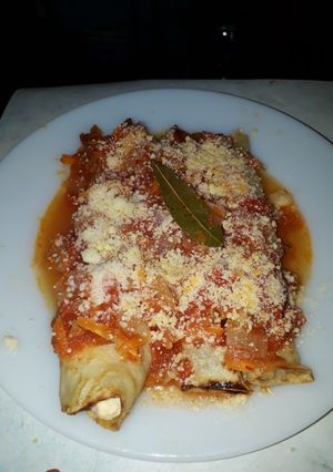 Una foto de Canelones súper fáciles con salsa roja