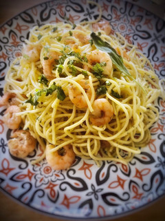 Una foto de Spaghetti al pesto de albahaca y piñones con langostinos