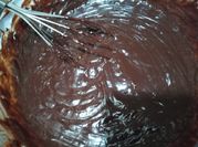 Una foto de ganache de chocolate en microondas