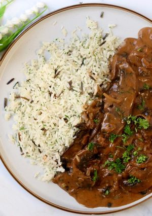 A picture of Portobello stroganoff with butter rice 🍃.