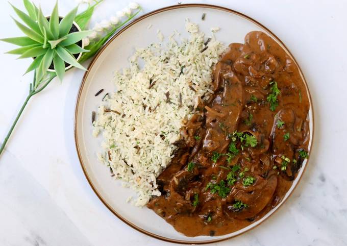 Portobello stroganoff with butter rice 🍃