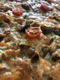 Pizza cuadrada con champiñones, cherrys, y 4 quesos