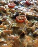 Pizza cuadrada con champiñones, cherrys, y 4 quesos