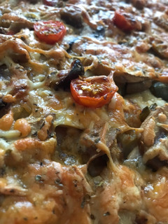 Una foto de Pizza cuadrada con champiñones, cherrys, y 4 quesos