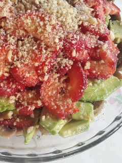 Una foto de Ensalada de palta, frutilla y nuez