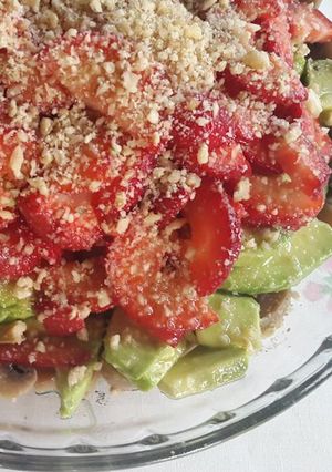 Una foto de Ensalada de palta, frutilla y nuez