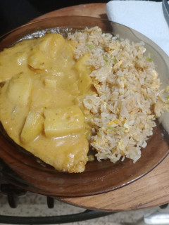 Una foto de Pollo al curry y piña 🍍