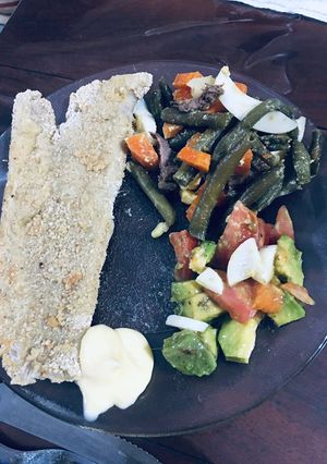 Una foto de Filet rebozado al horno con ensaladas