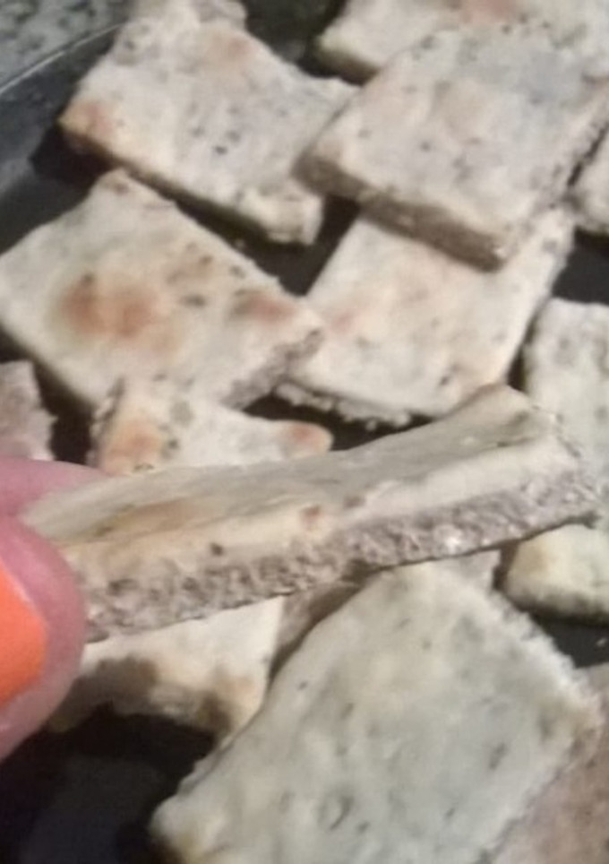 Una foto de Galletas integrales de ajo y semillas♥