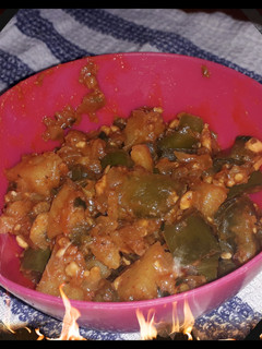 ढोबळी मिरची, बटाटा भाजी (dhobali mirchi,batata bhaji recipe in marathi) रेसिपी चे मुख्य फोटो