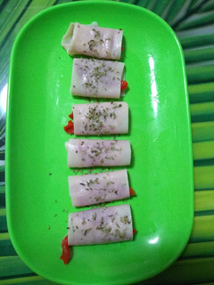 Una foto de Rollitos de pavo rellenos de pimientos y queso fundido