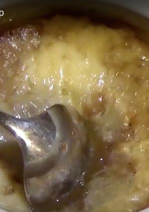 A picture of French Onion Soup.