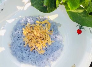 Hình của món Xôi hoa đậu biếc ăn với ruốc gà -ăn dặm.