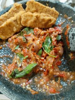 Foto resep Tempe goreng sambal terasi daun kemangi