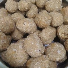 A picture of Sesame jaggery ladoo.