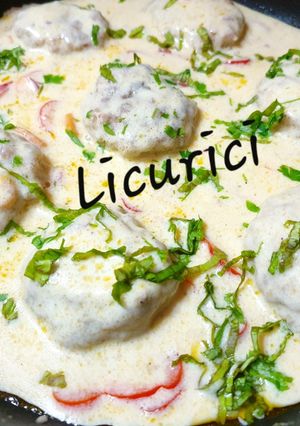 O poză a rețetei Chiftele în sos de smântână cu busuioc.