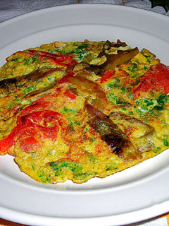 Una foto de Tortilla con tiras de pimientos asadosy hierbas aromáticas