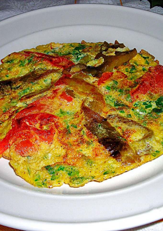 Una foto de Tortilla con tiras de pimientos asadosy hierbas aromáticas