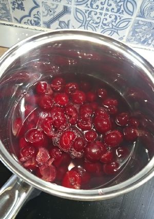 Hideg pudingos meggyszósz recept fotója