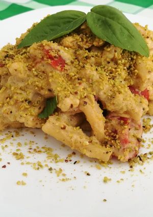 Foto di Pasta alla crema di ricotta, basilico e pistacchi con pomodorini
