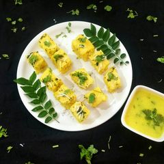 Instant Naylon khaman with chutney A picture of Instant Naylon khaman with chutney.